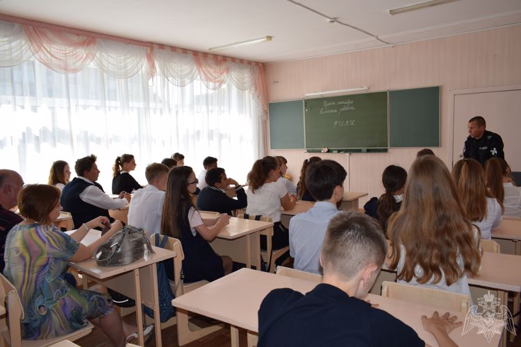 В День солидарности в борьбе с терроризмом офицеры регионального Управления Росгвардии провели со школьниками уроки мужества