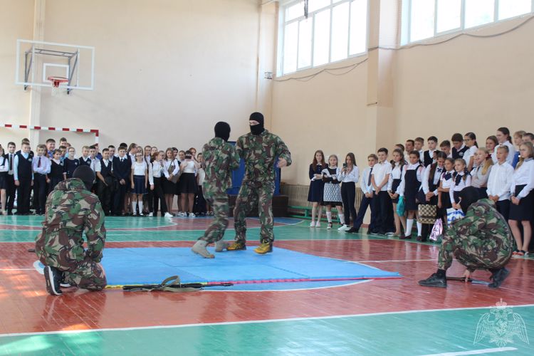 В День солидарности в борьбе с терроризмом офицеры регионального Управления Росгвардии провели со школьниками уроки мужества