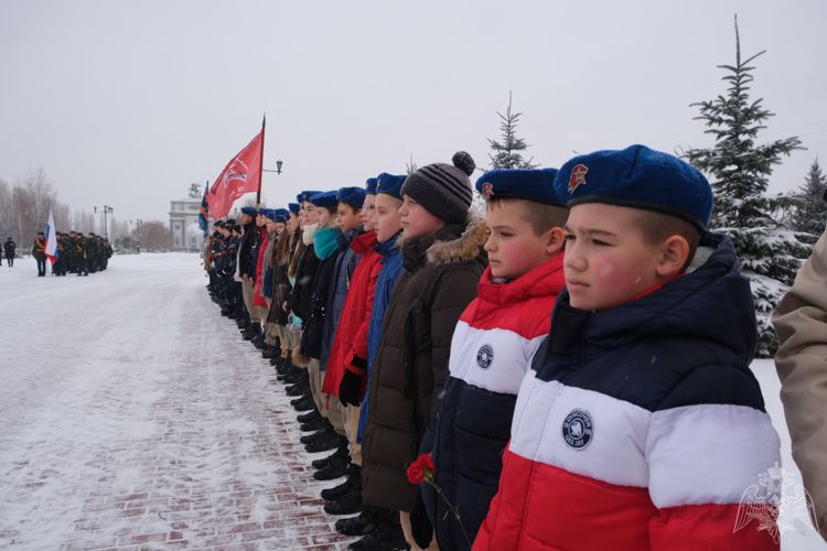 Росгвардейцы возложили цветы к могиле Неизвестного солдата 