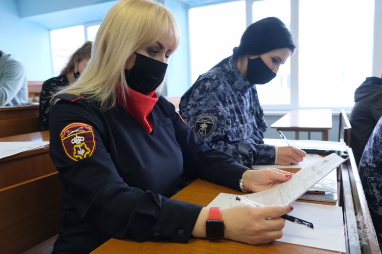 В Курске сотрудники и военнослужащие Росгвардии поддержали Всероссийскую акцию «Диктант Победы»