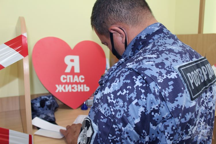 В Курске сотрудники Росгвардии сдали более 10 литров крови 