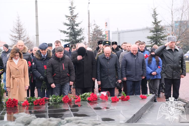 КУРСКИЕ РОСГВАРДЕЙЦЫ ВОЗЛОЖИЛИ  ЦВЕТЫ К МОГИЛЕ НЕИЗВЕСТНОГО СОЛДАТА 