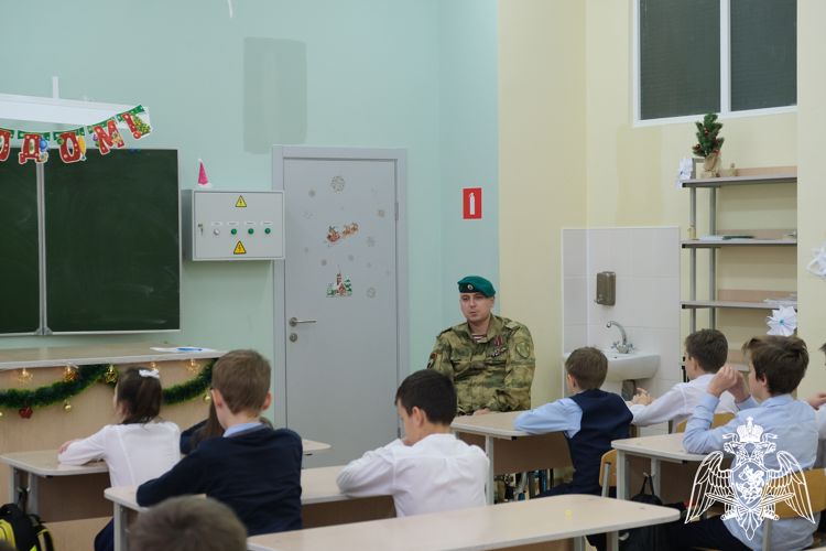 Росгвардия провела уроки мужества ко Дню Героев Отечества