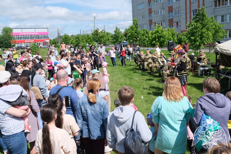 Росгвардейцы провели праздничное мероприятие в честь Дня защиты детей в Курске 