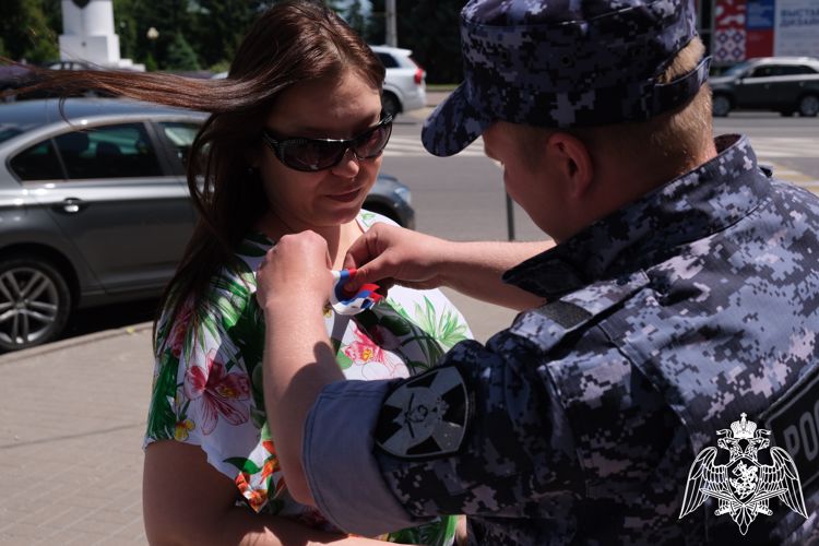 Росгвардейцы приняли участие в патриотической акции «Российский триколор»