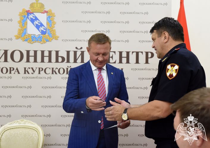 Медаль Росгвардии «За содействие» вручили Губернатору Курской области