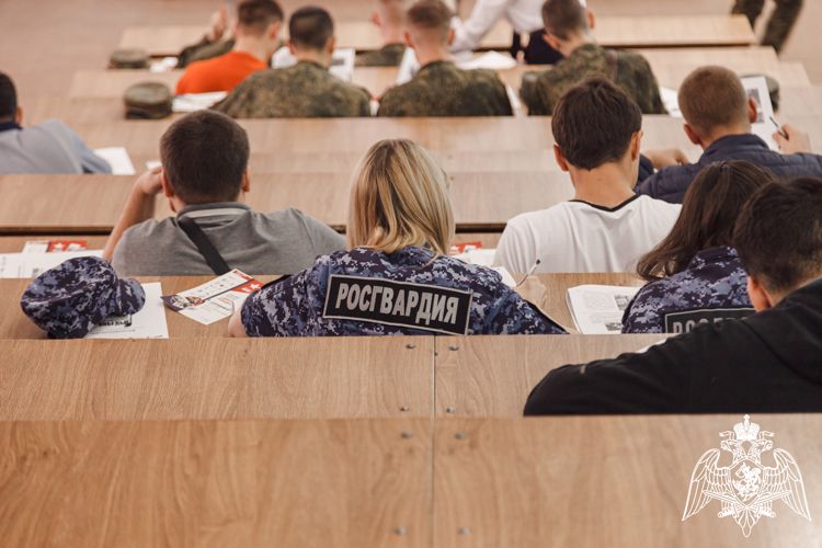 В Курске росгвардейцы написали «Диктант победы»