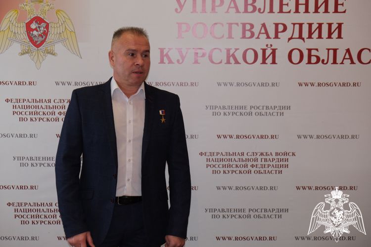 Ветеран СОБР Герой России Александр Головашкин встретился с росгвардейцами в Курске