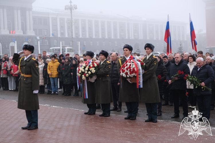В Курске сотрудники Росгвардии приняли участие в памятном мероприятии, посвященном Дню Героев Отечества