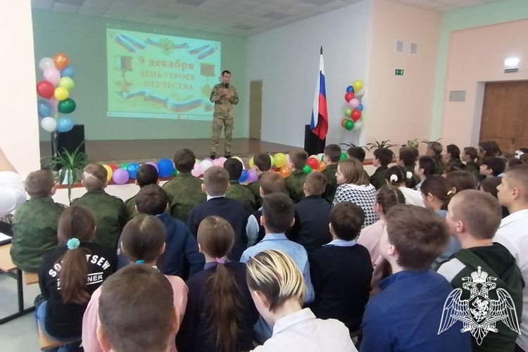 В Курске военнослужащие и сотрудники Росгвардии рассказали подшефным кадетам о Героях Отечества