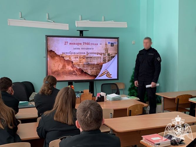 В Курске росгвардейцы провели уроки мужества для воспитанников подшефных классов