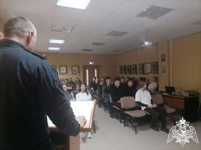 В Курске сотрудник Росгвардии встретился со студентами в рамках проекта «Герои Отечества»