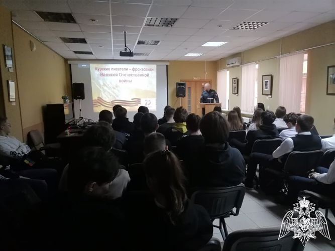 В Курске сотрудник Росгвардии встретился со студентами в рамках проекта «Герои Отечества»