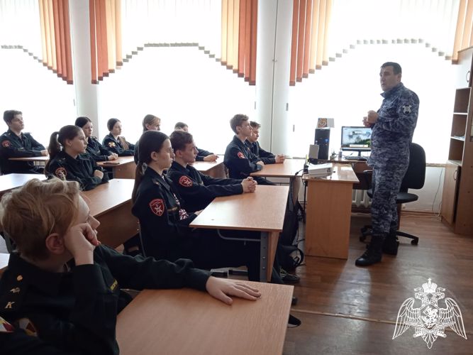 Курские росгвардейцы провели Уроки мужества со школьниками в преддверии Дня защитника Отечества