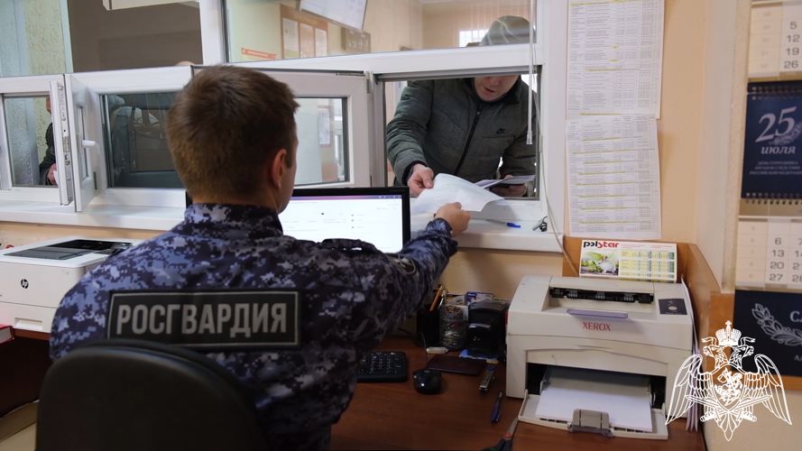 Сотрудники подразделений государственного контроля и лицензионно-разрешительной работы Росгвардии отмечают профессиональный праздник в Курске