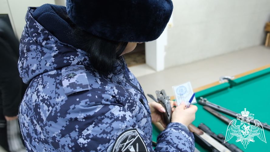 Сотрудники подразделений государственного контроля и лицензионно-разрешительной работы Росгвардии отмечают профессиональный праздник в Курске