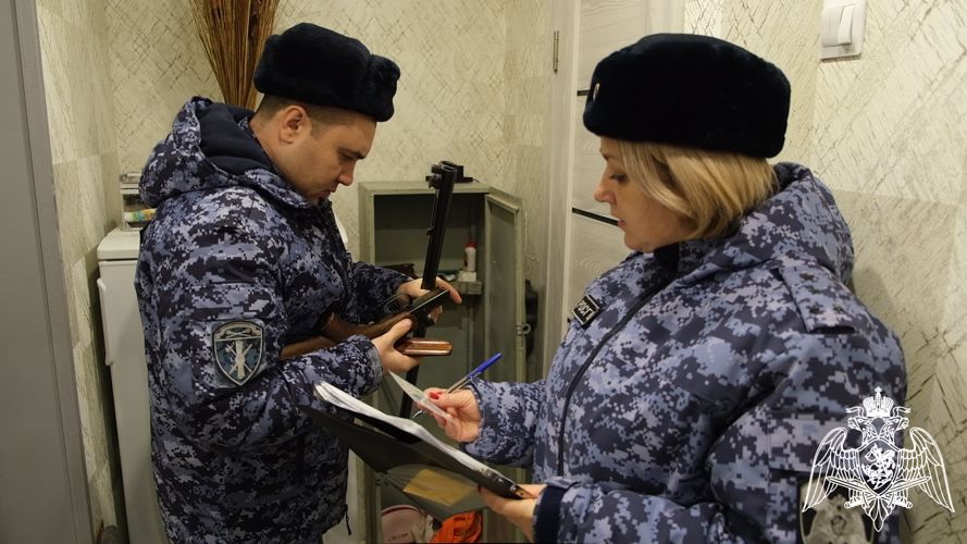 Сотрудники подразделений государственного контроля и лицензионно-разрешительной работы Росгвардии отмечают профессиональный праздник в Курске
