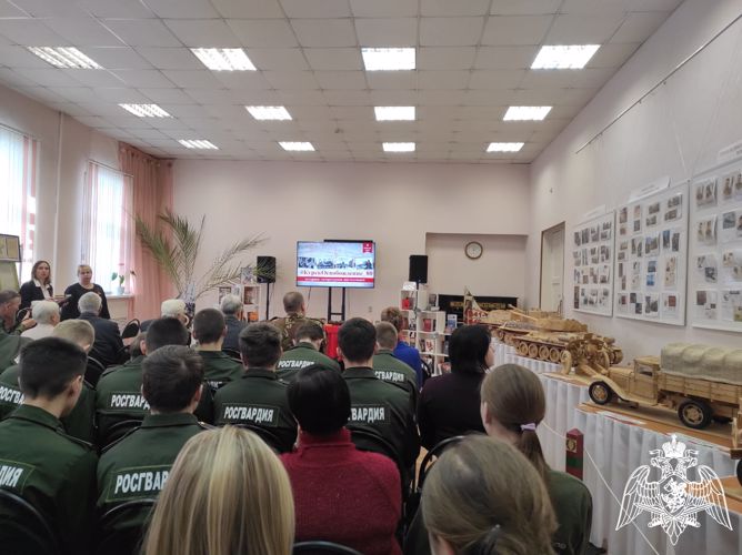 Курские росгвардейцы с подшефными кадетами посетили Центральную городскую библиотеку им. Ф.А. Семенова