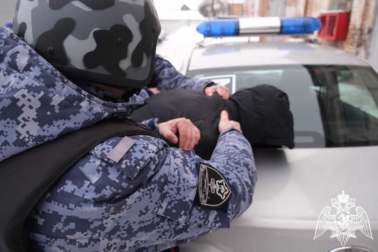 В Курске сотрудники Росгвардии задержали мужчину, подозреваемого в причинении тяжкого вреда здоровью