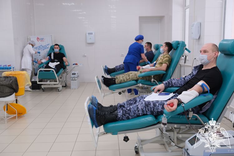 Военнослужащие и сотрудники росгвардии в Курске приняли участие в донорской акции