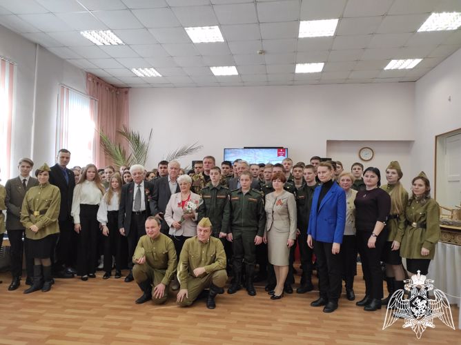 Курские росгвардейцы с подшефными кадетами посетили Центральную городскую библиотеку им. Ф.А. Семенова