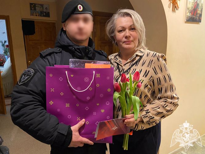 Военнослужащие и сотрудники Управления Росгвардии по Курской области поздравили матерей и вдов погибших товарищей с 8 марта
