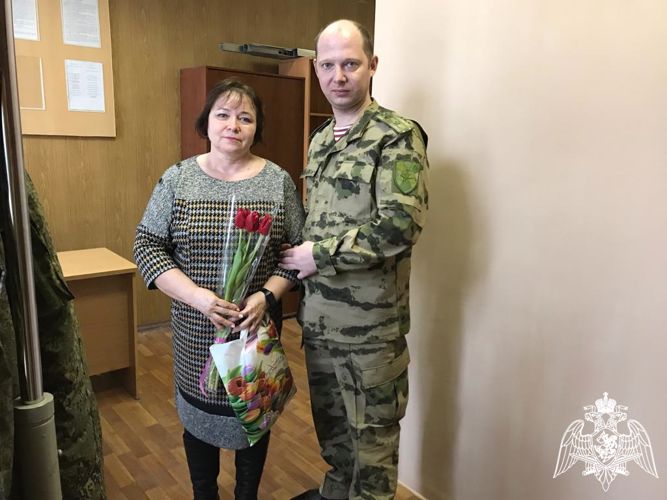 Военнослужащие и сотрудники Управления Росгвардии по Курской области поздравили матерей и вдов погибших товарищей с 8 марта