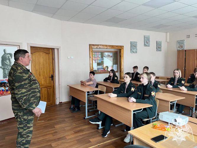 В Курской области росгвардейцы провели уроки мужества в рамках акции «Дни Росгвардии»
