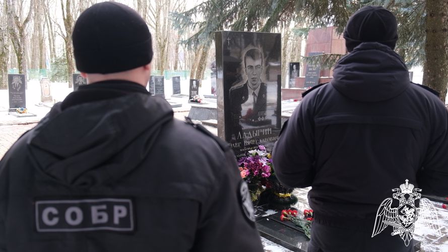 Росгвардейцы почтили память героически погибших сотрудников СОБР в Курске 