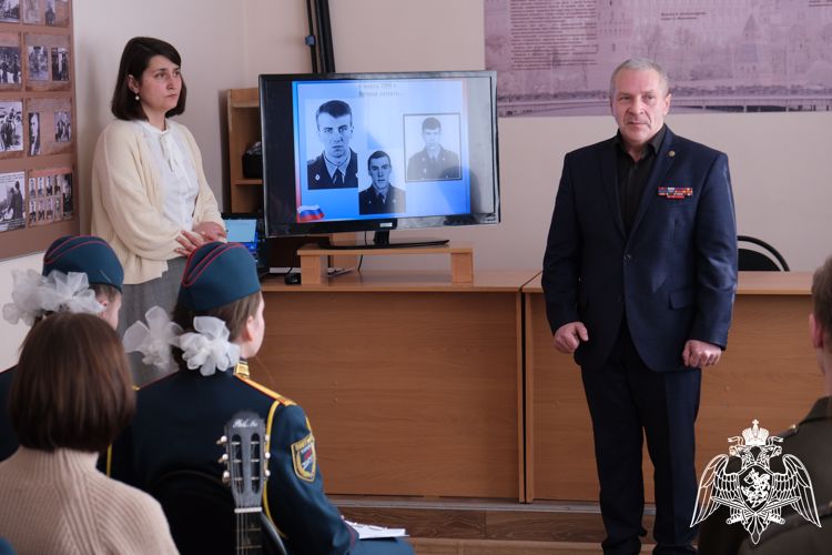 Росгвардейцы почтили память героически погибших сотрудников СОБР в Курске 