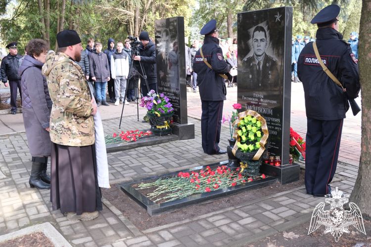Курские росгвардейцы почтили память героя России Андрея Хмелевского