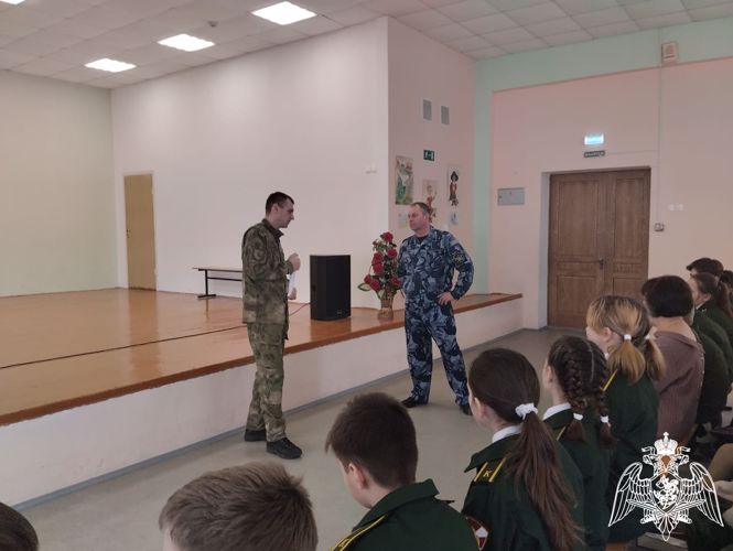 В Курской области росгвардейцы провели уроки мужества в рамках акции «Дни Росгвардии»