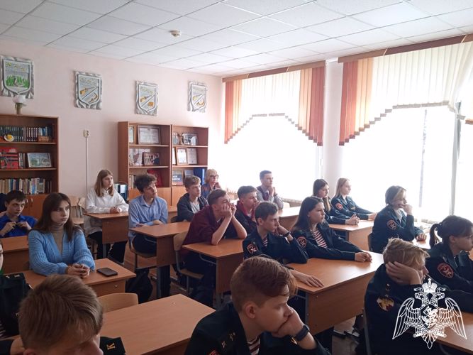 В Курске сотрудник Росгвардии провел урок безопасности для воспитанников кадетского класса 