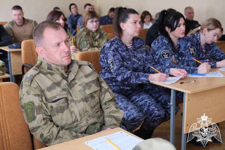 В Курске росгвардейцы написали «Диктант Победы»