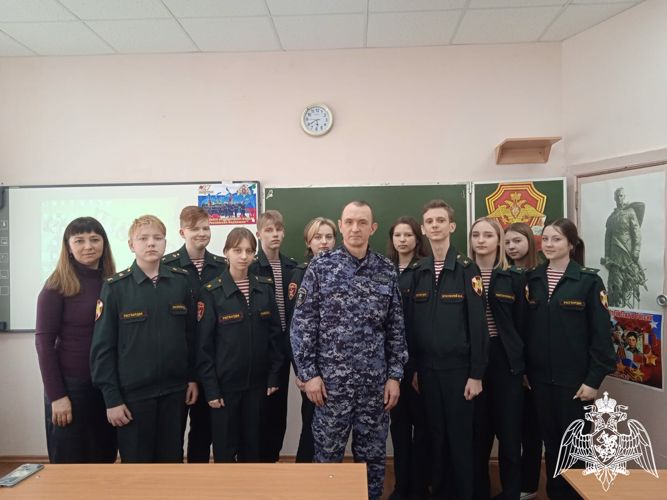 В Курске сотрудник Росгвардии провел урок безопасности для воспитанников кадетского класса 