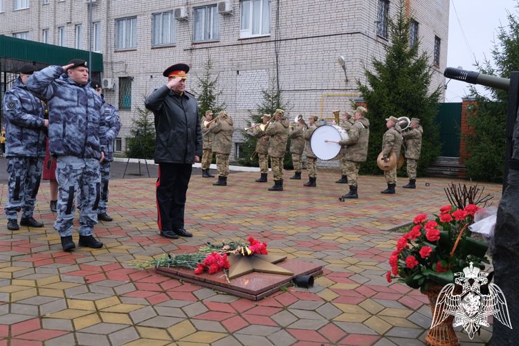 Заместитель командующего Центральным округом Росгвардии поздравил Курский ОМОН «Финист» с 30-летием образования отряда