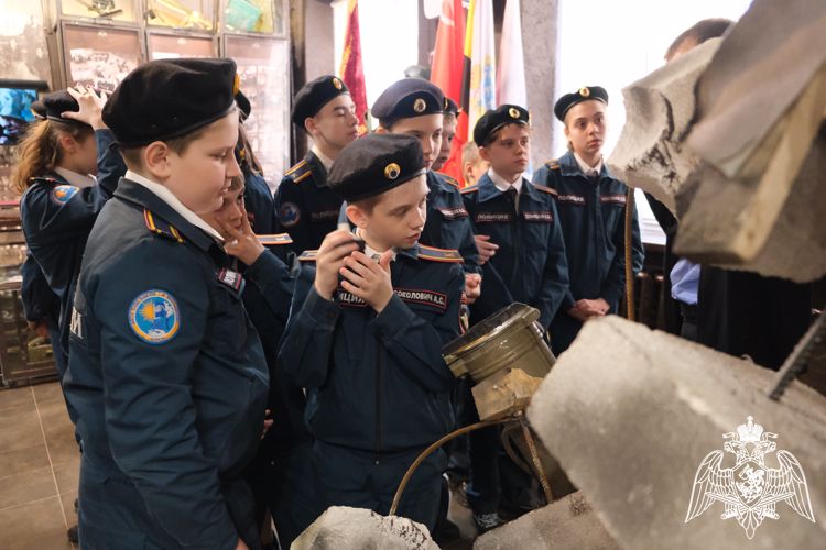 Курские школьники посетили комнату Славы - музей «Вихрь мгновений»