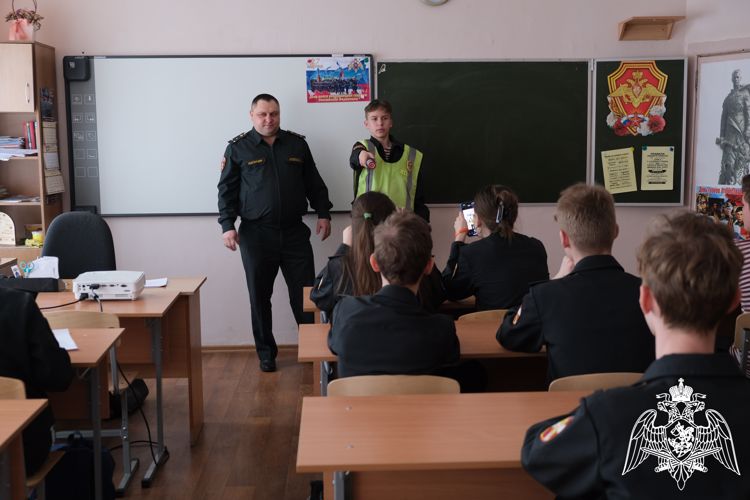 В Курске военный автоинспектор Росгвардии провел занятие по правилам дорожного движения с кадетами
