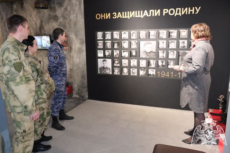 В Курске в преддверии Дня Победы росгвардейцы посетили музей