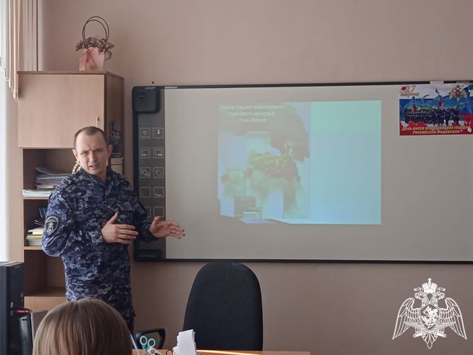 В Курске сотрудник Росгвардии провел урок безопасности для воспитанников кадетского класса 