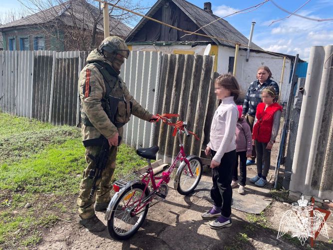 Росгвардейцы – участники спецоперации подарили велосипеды детям погибшего сотрудника народной милиции ЛНР