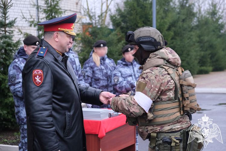 Заместитель командующего Центральным округом Росгвардии поздравил Курский ОМОН «Финист» с 30-летием образования отряда