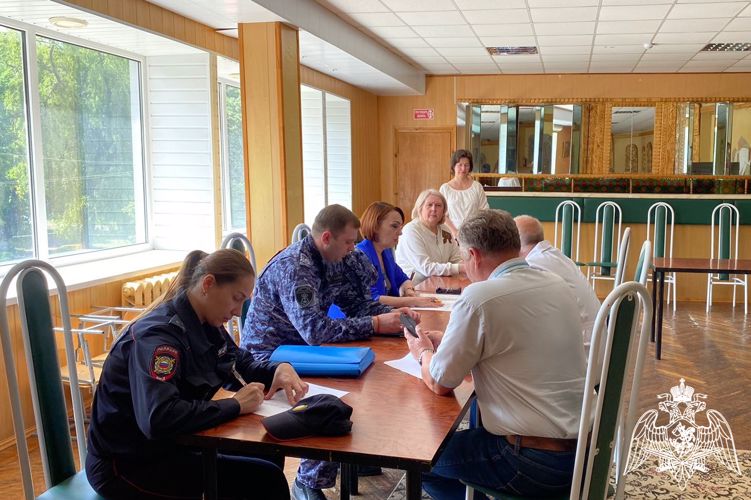 В Курской области сотрудник Росгвардии проверили готовность детских оздоровительных лагерей