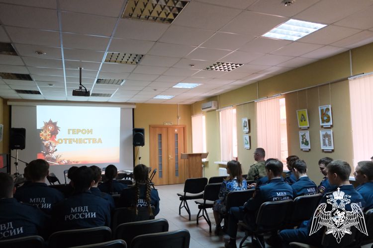 В Курске военнослужащий Росгвардии встретился со студентами  Автотехнического колледжа в рамках проекта «Герои Отечества»