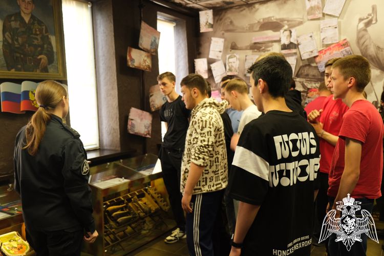 В Курске школьники стали гостями ОМОН «Финист»