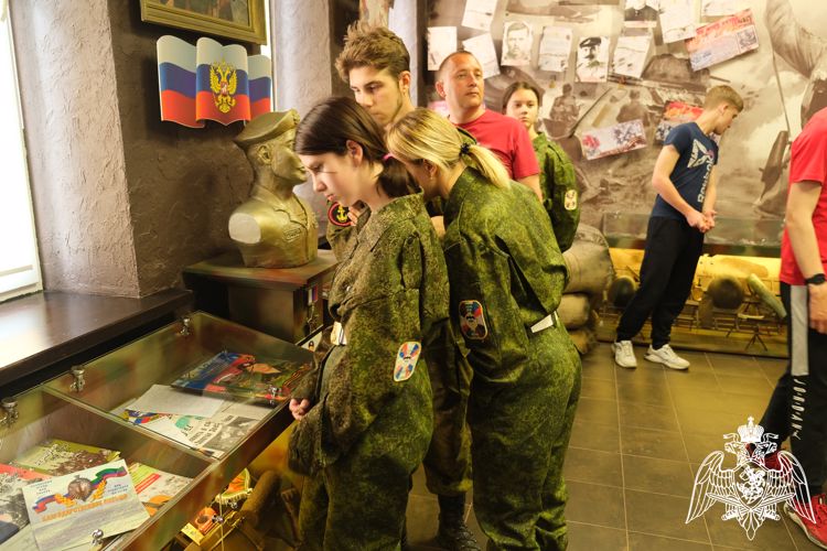 В Курске школьники стали гостями ОМОН «Финист»