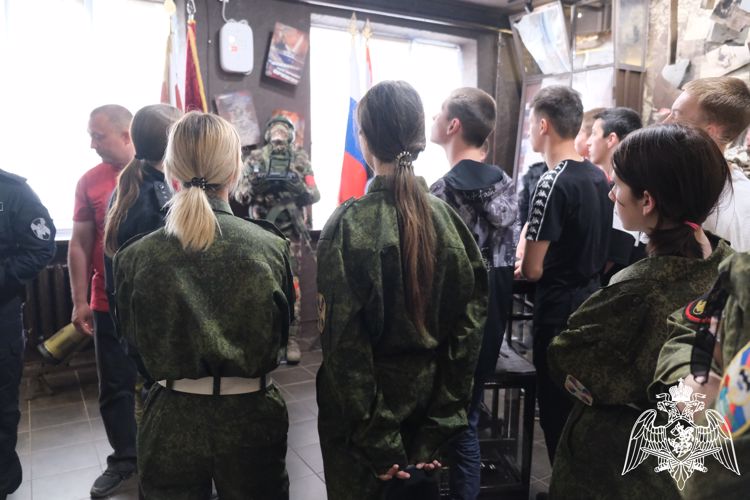 В Курске школьники стали гостями ОМОН «Финист»
