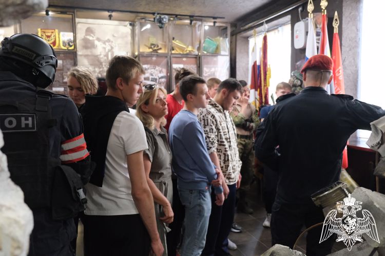 В Курске школьники стали гостями ОМОН «Финист»