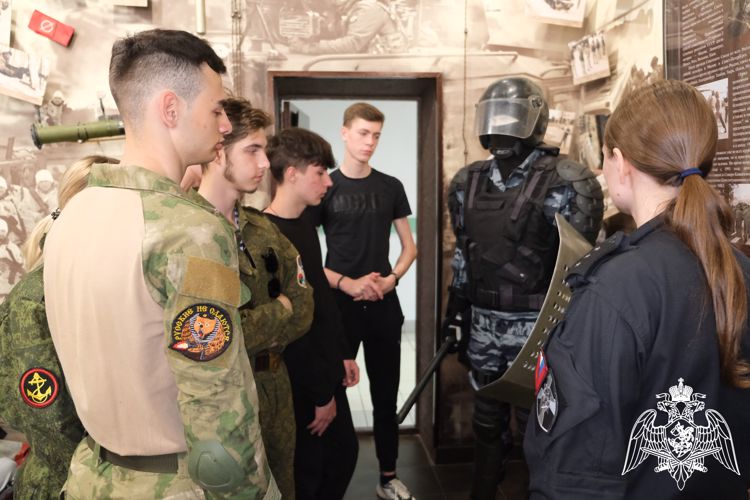 В Курске школьники стали гостями ОМОН «Финист»