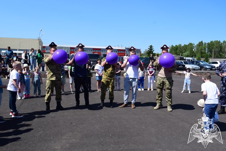 В Курске росгвардейцы организовали праздник для детей
